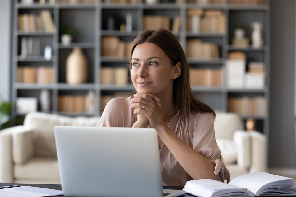 Woman sitting in front of a laptop.